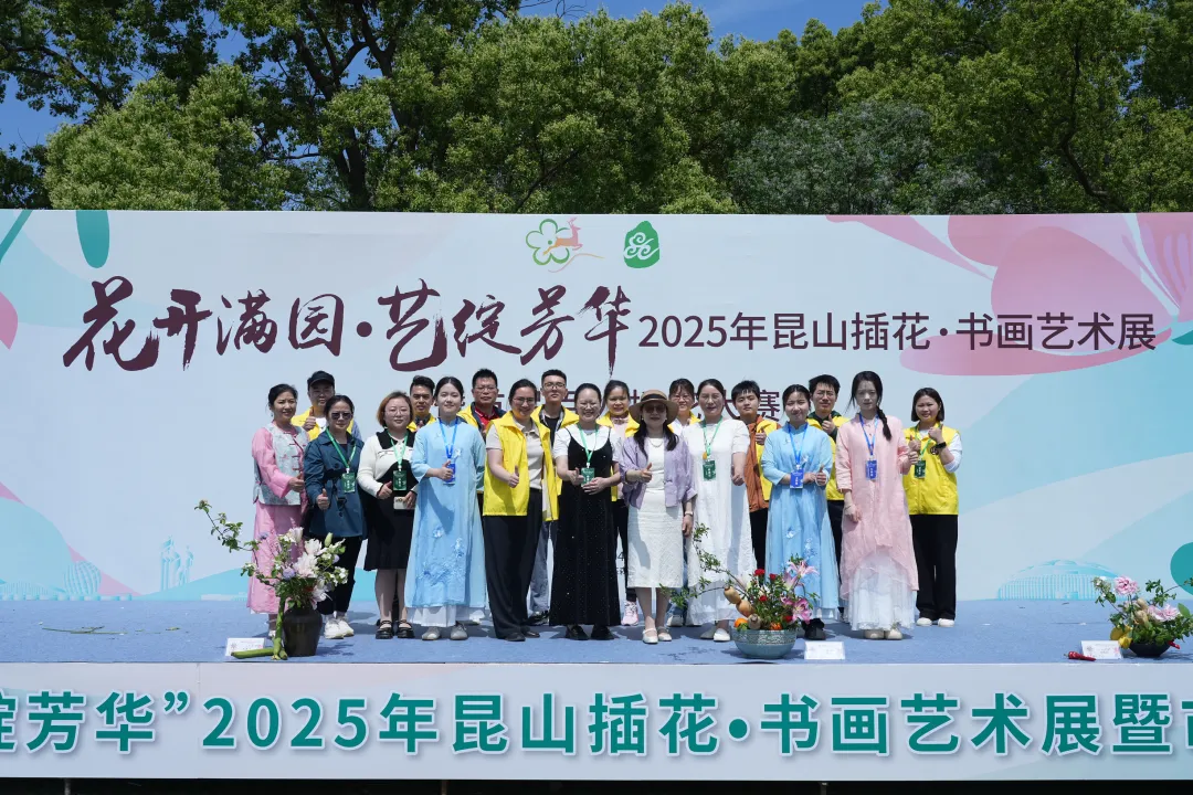 隆奔动态丨以花为媒，共赴财税之美，隆奔财税惊
